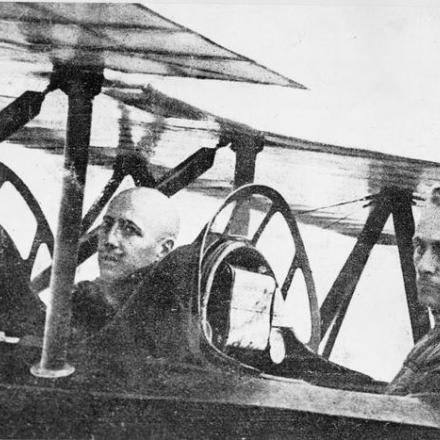 Il maggiore D'Annunzio con il capitano Palli (a destra) fotografato nell'aeromobile in cui volarono su Vienna il 9 agosto 1918. © IWM (Q 114387)