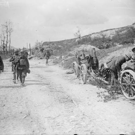 Battaglia di Amiens. Soldato britannico che esamina i mortai tedeschi catturati. Malard Wood, 9 agosto 1918. © IWM (Q 6922)