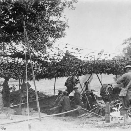 Artiglieri americani preparano un cannone da 155 mm per l'azione vicino a Chery-Chartreuve, il 10 agosto 1918. © IWM (Q 58206)