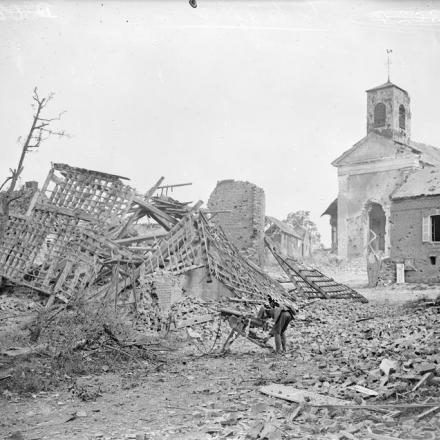 Battaglia di Amiens. Le rovine di Chipilly il giorno dopo essere stata presa dalla 58a Divisione con l'aiuto di un reggimento della 33a divisione dell'esercito americano, il 10 agosto 1918.© IWM (Q 6940)