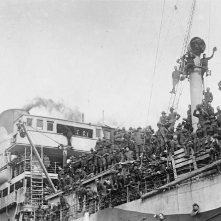 Soldati americani a bordo della nave da traporto cinese ELPENOR prima di sbarcare. Liverpool, 11 agosto 1918. © IWM (Q 55447)