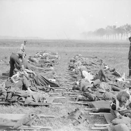 Battaglia di Amiens. Soldati feriti in una postazione da campo a Le Quesnel in attesa di evacuazione, l'11 agosto 1918. © IWM (Q 7297)
