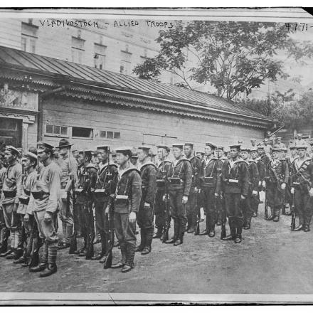 Soldati alleati a Vladisvostok, in Russia tra cui russi, americani, inglesi, cinesi e giapponesi. © Congress Library  ggbain 27938