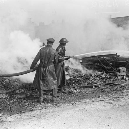 Soldati britannici che estinguono un incendio causato da un'incursione aerea nemica a Calais, il 12 agosto 1918. © IWM (Q 11222)