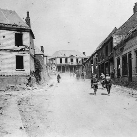 Case danneggiate nei dintorni di Caix, il 14 agosto 1918. © IWM (Q 61209)
