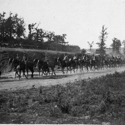 La cavalleria britannica vicino a Demuin, il 14 agosto 1918. © IWM (Q 78691)