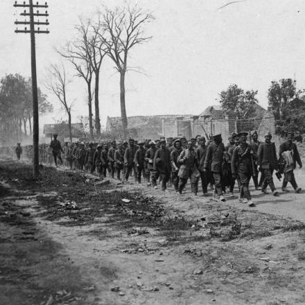 Colonna di prigionieri tedeschi con scorta britannica sulla strada a Villers-Bretonneux, 14 agosto 1918. © IWM (Q 80020)