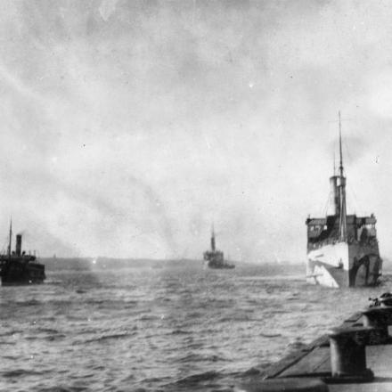 Navi da trasporto americane sul fiume Mersey fuori dal Princes Landing Stage. Liverpool, 15 agosto 1918. © IWM (Q 79807)
