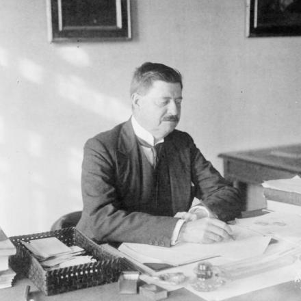 Sir Charles Elliot, Alto commissario inglese in Siberia. © IWM (Q 61668)