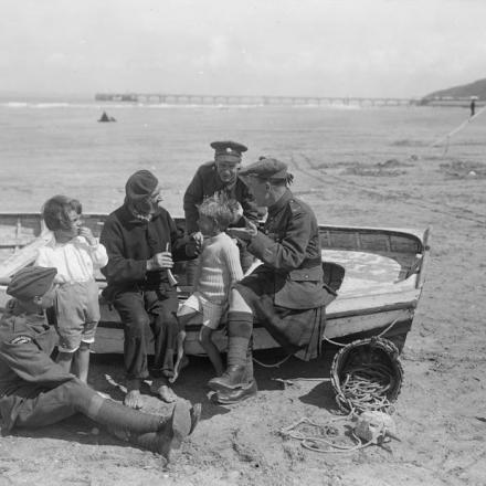 Soldati convalescenti sulla spiaggia con un vecchio francese e due bambini a Trouville, il 17 agosto 1918. © IWM (Q 11191)