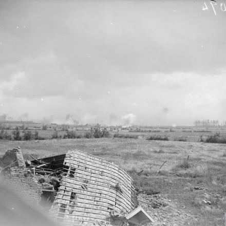 Azione di Outtersteene Ridge. Il fuoco di sbarramento britannico (9a divisione) a Meteren, 18 agosto 1918. © IWM (Q 6990) 