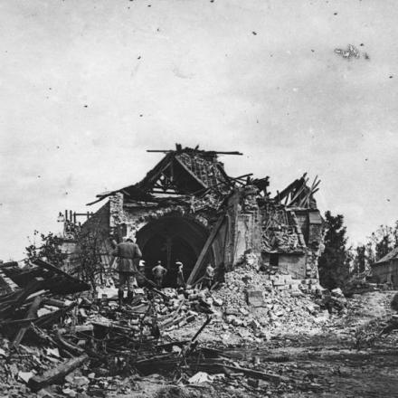 Truppe francesi tra le rovine della chiesa di Corcy, 19 agosto 1918. © IWM (Q 78898)
