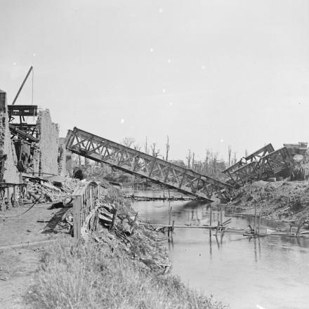 Ponte ferroviario sul canale Lys a Merville fatto saltare in aria dai tedeschi in ritirata, 19 agosto.  © IWM (Q 6997)