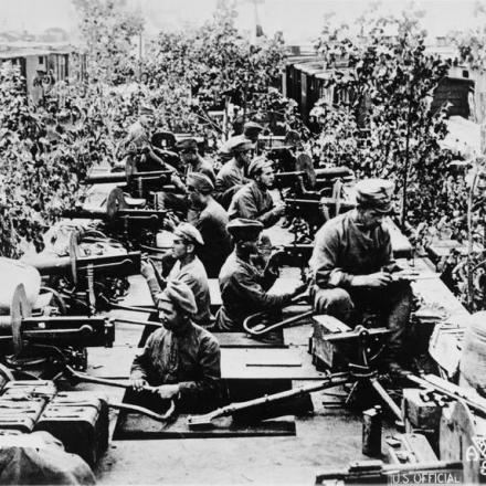 Le truppe della Legione Cecoslovacca equipaggiate con mitragliatrici PM M1910 in un treno corazzato, 1918. © IWM (Q 61761)