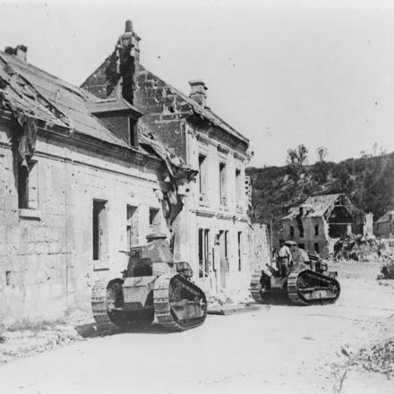 Carri armati francesi Renault FT-17 che attraversano il villaggio di Nampcel, il 20 agosto 1918. © IWM (Q 56431)