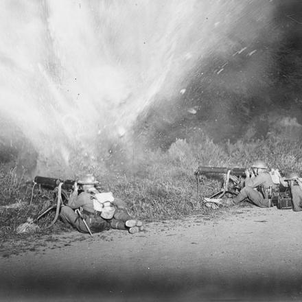 Esercitazione notturna alla Machine Gun School di Rombly, il 20 agosto 1918. Mitraglieri sparano durante l'esplosione di una mina. © IWM (Q 6972)