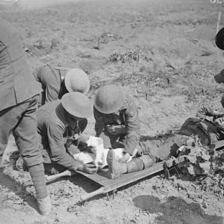 Battaglia di Albert. Truppe del 3 ° battaglione, guardie di granatieri, che assistono un soldato ferito durante l'attacco a Moyenneville, il 21 agosto 1918. © IWM (Q 6966)