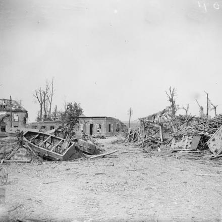 Battaglia di Albert. Rovine di Meaulte prese dal 5 ° Battaglione, Royal Berkshire Regiment (12th Division), tra il 22 agosto e il 23 agosto 1918. I pontoni furono lasciati indietro dagli inglesi a marzo. © IWM (Q 6987)