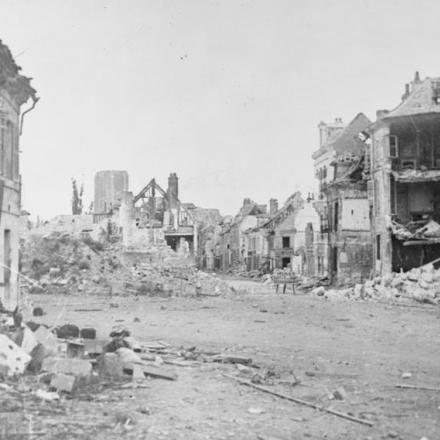 Rovine di Noyon, 1918. Noyon fu quasi completamente distrutta e fu bombardata più volte in particolare dopo il ritiro dei tedeschi nel marzo del 1917 e nell'agosto del 1918. © IWM (Q 58217)