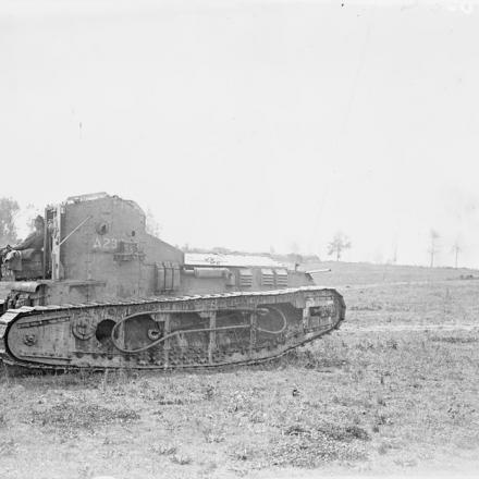 Un carro armato Whippet in movimento per cooperare con la Brigata neozelandese nella cattura di Biefvillers il 24 agosto 1918. 