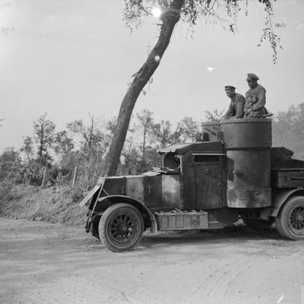 Seconda battaglia della Somme. Una macchina blindata in procinto di iniziare una ricognizione nei pressi di Biefvillers, il 25 agosto 1918. © IWM (Q 7035)