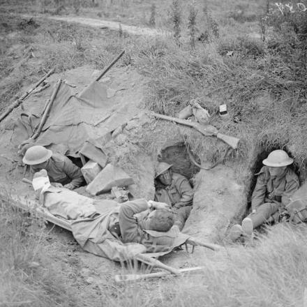 Battaglia di Albert. Ferito della Royal Naval Division,  vicino a Warlencourt per l'attacco del 25-28 agosto 1918, in attesa di essere riportato indietro.