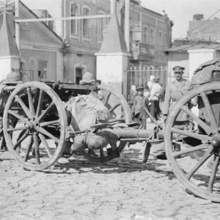 I primi cannoni britannici arrivano a Baku, nell'agosto del 1918, per preparare la difesa della città e le sue preziose risorse petrolifere. © IWM (Q 24931)