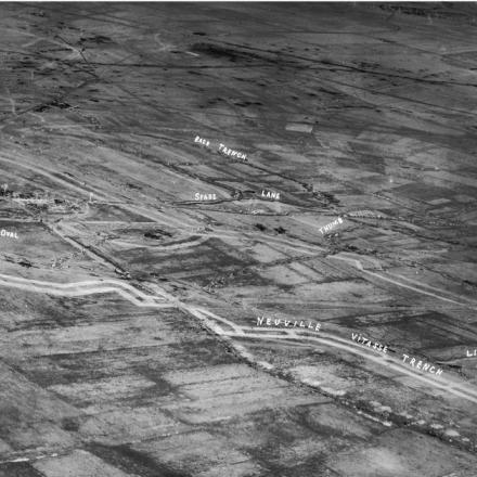 La linea Hindenburg. La fotografia mostra il sistema di trincea a ovest di Wancourt di fronte alla quinta armata britannica fotografata da un velivolo FE 2B del No 11 Squadron Royal Flying Corps. © IWM (BOX 7020-1056-1917)