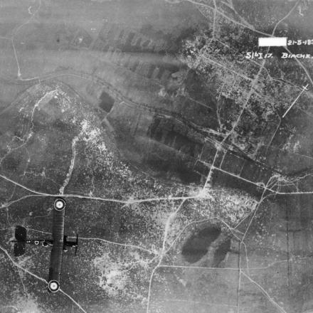 Vista di un Airco DH 4 che vola su un'area pesantemente bombardata a sud del fiume Scarpe vicino a Biache-Saint-Vaast (in alto a destra), ad est di Arras. © IWM (HU 91047)