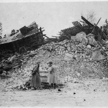 Truppe francesi tra le rovine della chiesa di Nesle, distrutta da un'esplosione avvenuta dopo che i tedeschi si erano ritirati. © IWM (Q 78922)
