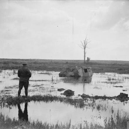 Battaglia dello Scarpe. Un tank collegato alla 51a divisione affondato nelle paludi dello Scarpe. Vicino a Fampoux, il 29 agosto 1918. © IWM (Q 7037)