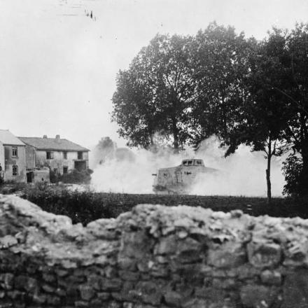 Carri armati tedeschi A7V, probabilmente a Fremicourt. Quello a destra è chiamato "Hagen", l'altro è molto probabilmente "Schnuck". © IWM (Q 23924)