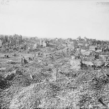 Le rovine di Bailleul da cui i tedeschi si ritirarono il 30 agosto 1918. © IWM (Q 7024)