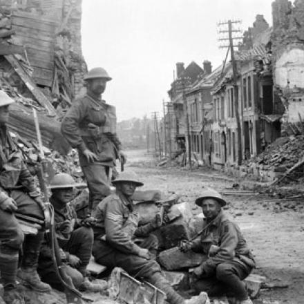Peronne, truppe australiane con mitragliatrice durante i combattimenti in città, 1 settembre 1918. AWM_AWM_E03183