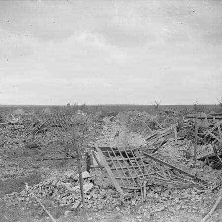Battaglia della Scarpe. Le rovine di Pelves, 1 settembre 1918 © IWM (Q 7027)