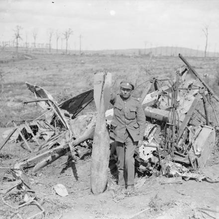 Battaglia della Scarpe. Un aereo tedesco precipitato con la bomba trasportata a Ravelsburg Ridge, 1 settembre 1918. © IWM (Q 7029)