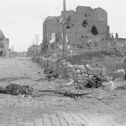 Scene a seguito della cattura di Peronne da parte della 15ª Brigata Australiana, 5a Divisione (australiana) durante la Battaglia di Bapaume, 2 settembre 1918. Una squadra di barellieri uccisa da una granata durante l'operazione. © IWM (Q 11268)