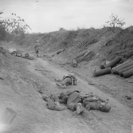 Battaglia della linea Drocourt-Queant. Soldati tedeschi morti in una strada infossata,  fortemente difesa da mitragliatrici ma presa dalla 4a divisione. Vicino a Dury, 2 settembre 1918. © IWM (Q 7030)