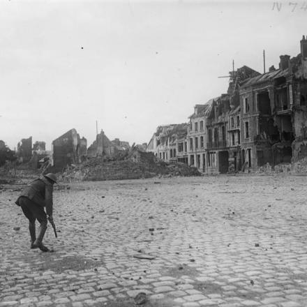 Un soldato, probabilmente della 5a Divisione Australiana, si muove tra le rovine della Grande Place, Peronne, dopo la presa della città come parte della Battaglia di Bapaume, il 3 settembre 1918. © IWM (Q 11273)
