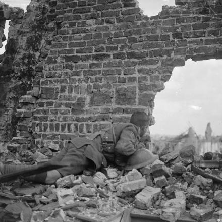 Una sentinella dell'avamposto del 9 ° Battaglione, Royal Sussex Regiment, a Lens, 3 settembre 1918. © IWM (Q 7034)
