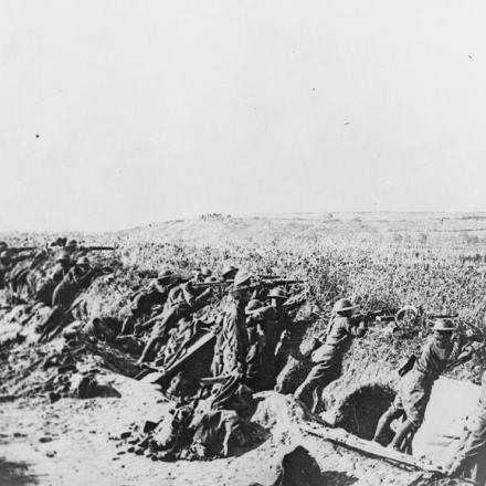 Fanteria americana che occupa la linea tra i fiumi Vesle e Aisne a nord di Bazoches, il 4 settembre 1918. © IWM (Q 70707)