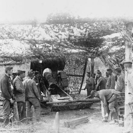 Un obice da campo tedesco sotto uno schermo mimetico, nel settembre del 1918 © IWM (Q 55411)