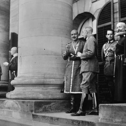 Il Kaiser Guglielmo II in conversazione con il generale Pavlo Skoropadskyi, l'Hetman dell'Ucraina , nel castello di Wilhelmshohe a Kassel, il 6 settembre 1918. © IWM (Q 23891)