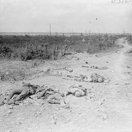 Seconda battaglia di Bapaume. Soldati tedeschi morti in una stradina vicino a Moislains, il 6 settembre 1918. © IWM (Q 7044)