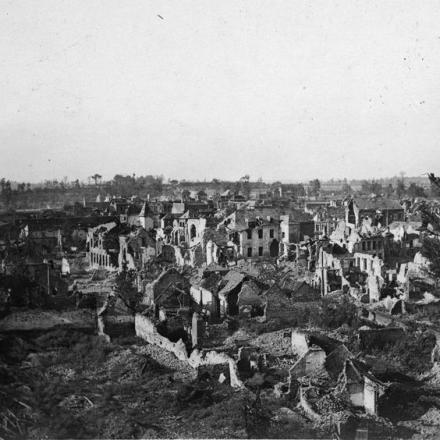 Veduta generale delle rovine di Bapaume, 6 settembre 1918. © IWM (Q 78729)