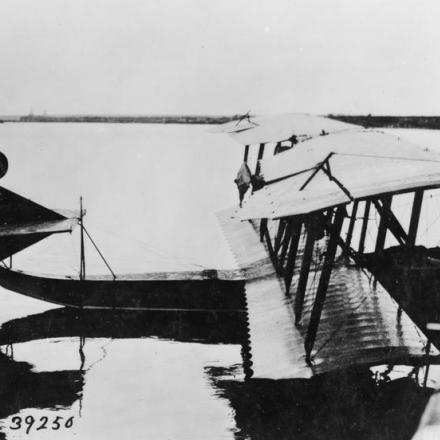 Un idrovolante bolscevico, di tipo Curtiss, che si arrende all'esercito bianco a Bakharitza, l'8 settembre 1918. © IWM (Q 61476)