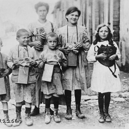 Bambini francesi con varie maschere antigas a Marbache, 8 settembre 1918. © IWM (Q 60964)