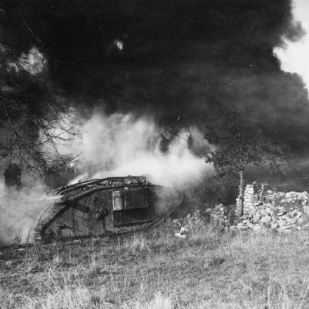 Truppe tedesche attaccano un carro armato britannico Mk IV con un lanciafiamme. Settembre del 1918. © IWM (Q 55427)