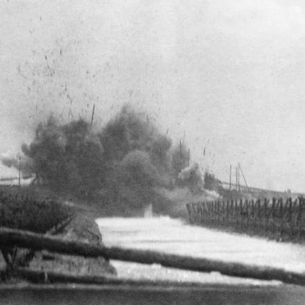 Genieri tedeschi che fanno esplodere un ponte sul canale durante la ritirata tedesca dalla Somme. © IWM (Q 87804)