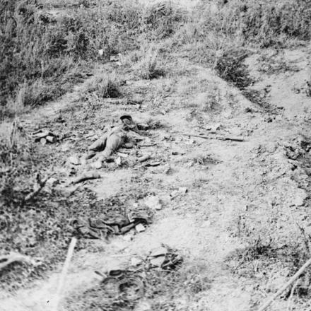 Un morto tedesco vicino alla collina di Mont Saint-Quentin. Settembre 1918. © IWM (Q 9305)